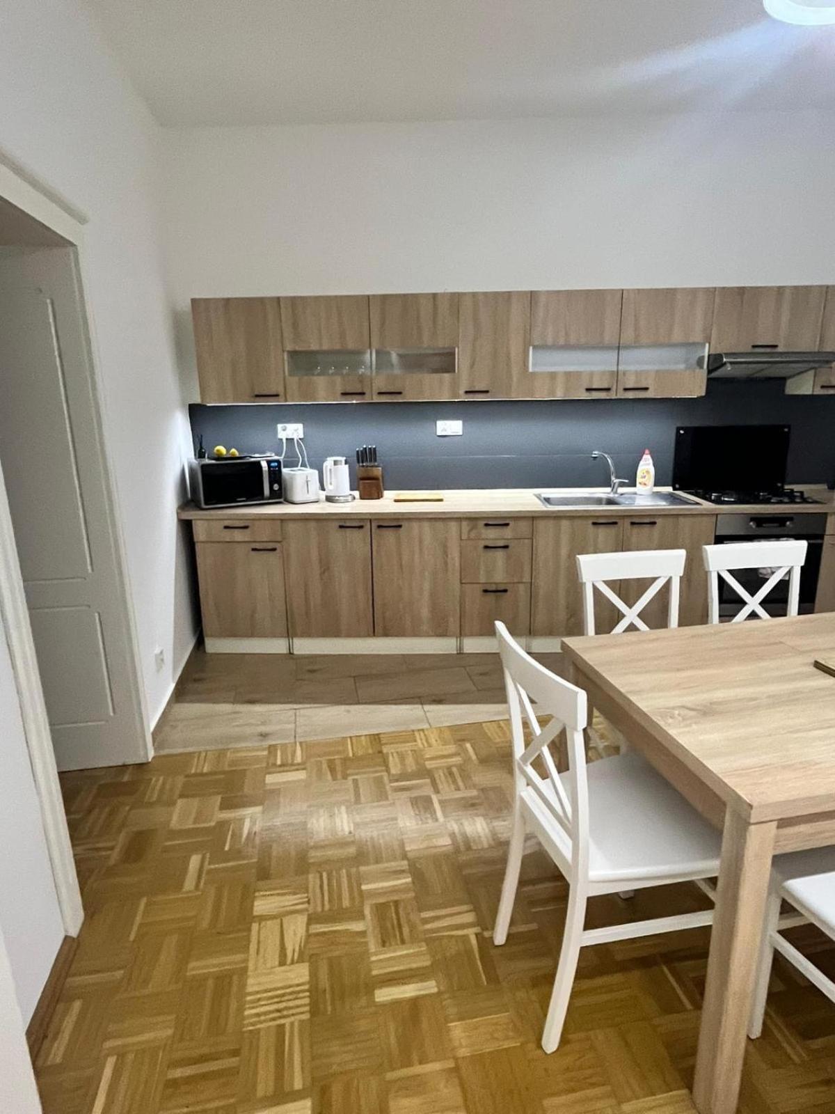 Spacious City Flat With Courtyard Lägenhet Košice Exteriör bild