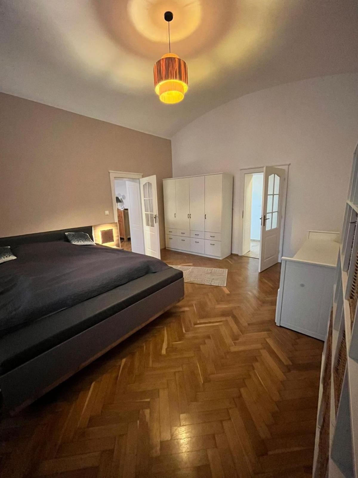 Spacious City Flat With Courtyard Lägenhet Košice Exteriör bild